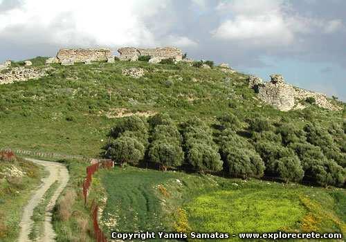 Η Ακρόπολη της Γόρτυνας Η Ακρόπολη της Γόρτυνας βρίσκεται πάνω στον λόφο του Αγίου Ιωάννη, στα βορειοδυτικά του αρχαιολογικού χώρου. Ακριβώς από κάτω φαίνεται ο αρχαιολογικός χώρος της Γόρτυνας.