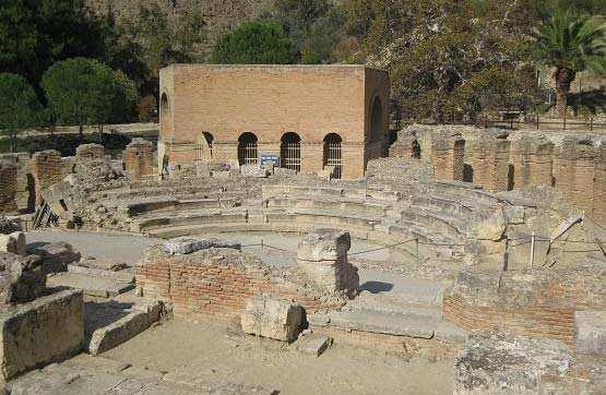Ανασκάφτηκε στα τέλη του 19ου αιώνα, καθώς και στη δεκαετία του 1930. Κτισµένο σε επίπεδο έδαφος από ντόπιο ασβεστόλιθο.