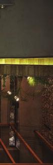 The green element is also widely used, with plants decorating the most peculiar spots, such as the suspended lightings externally or the suspended rings on top of the bar.