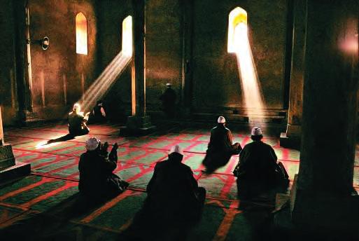 Οι πιστοί μέσα στο τζαμί την ώρα της προσευχής Μέσα στο τζαμί δεν υπάρχουν καθίσματα. Όλο το δάπεδο είναι καλυμμένο με χαλιά.