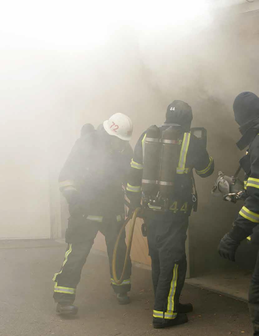 28 ΦΙΑΛΕΣ ΦΙΑΛΕΣ Η συνθετική φιάλη Interspiro με επένδυση αλουμινίου διατίθεται σε χωρητικότητες 6,8 L ή 9 L, με διάρκεια ζωής 15 ετών, 30 ετών ή ως φιάλη απεριόριστης διάρκειας ζωής (Non-Limited