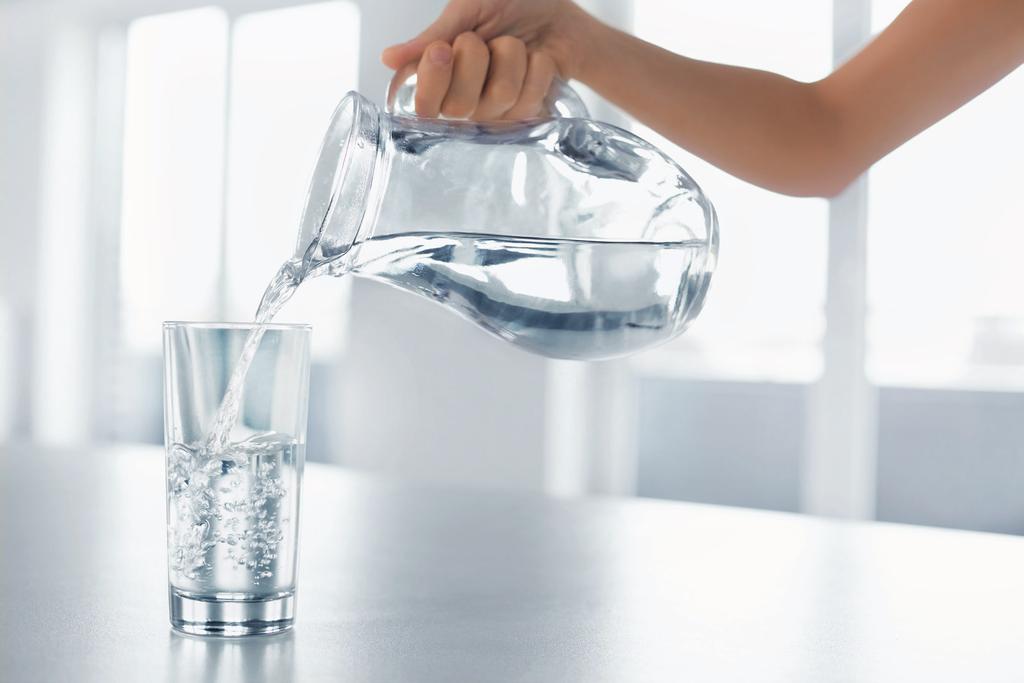 Νερό Είναι σημαντικό κατά τη διάρκεια του καλοκαιριού και ειδικά όταν κάνει πολύ ζέστη να πίνουμε πολύ νερό τουλάχιστον 1,5 λίτρο την ημέρα!