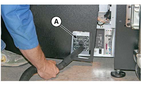 2. Καθαρίστε με ηλεκτρική σκούπα το φίλτρο (Α στην παρακάτω εικόνα) και απομακρύνετε τη σκόνη από την περιοχή