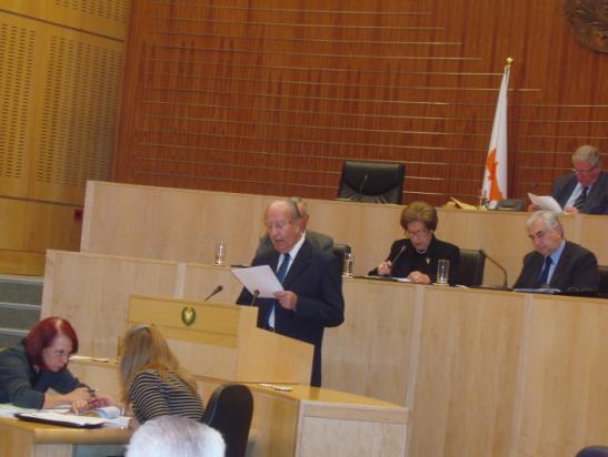 Πόσοι ψηφίζουν υπέρ της έκθεσης; Νομίζω ότι είναι ομόφωνο. Υπάρχει κάποιος εναντίον; Υπάρχει κάποια αποχή; Όχι. Η έκθεση εγκρίνεται ομόφωνα. (Κτυπά τη σφύρα.