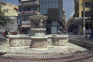 Κρήνες Οι Βενετοί τους πρώτους αιώνες της κυριαρχίας τους ήταν απασχολημένοι με τις αλλεπάλληλες επαναστάσεις και δεν ήταν δυνατόν να ασχοληθούν με το ζήτημα της ύδρευσης.