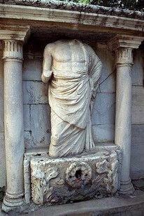 μια από τις ωραιότερες και φημισμένες κρήνες του Χάνδακα. Βρισκόταν στην πλατεία του ναού του Σωτήρος, σημερινή πλατεία Κορνάρου. Κατασκευάστηκε από το Ματθαίο Μπέμπο μεταξύ των ετών 1552 και 1554.