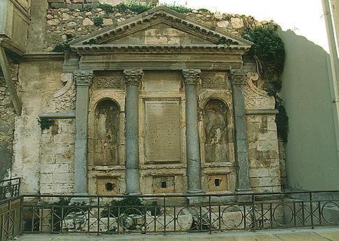 Πύλης του Δερματά και πίσω από το σημερινό Μποδοσάκειο Δημοτικό