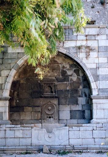 «...ο πατέρας του, παλιός άρχοντας, καλός άνθρωπος, είχε κτίσει μια μεγάλη δεξαμενή, κι είχε βάλει βρύση απόξω από το σπίτι του, για να πίνουν οι διαβάτες, να γεμίζουν και τα σταμνιά τους οι