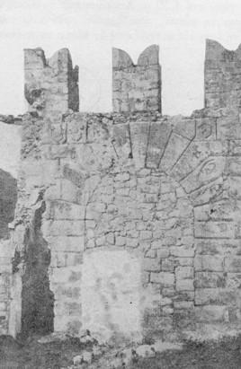 Κάτω από το βορειοδυτικό μέρος του προμαχώνα Σαμπιονάρα ανοιγόταν η έξοδος της ομώνυμης πύλης. Το θύρωμα της εξόδου έχει πλάτος 2,10 μ. και είναι απλής μορφής με τοξωτό υπέρθυρο.