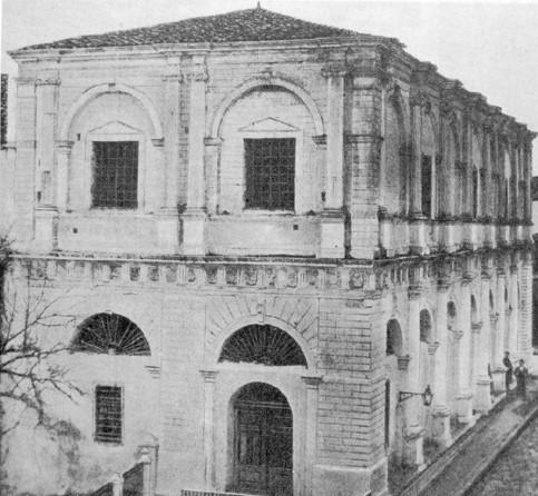 και το δεύτερο γυμνάσιο της πόλης. Στα τέλη της δεκαετίας του 1920, με σχέδια του αρχιτέκτονα Δημ.