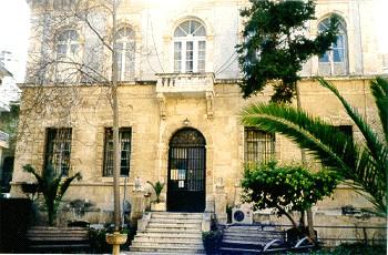 Αλλά και αυτή η λότζα ερειπώθηκε και το 1541 έγινε η τρίτη λότζα σε μέρος του χώρου της σημερινής και ίσως με σχέδιο του Michel Sammicheli, που σχεδίαζε τότε τα τείχη.