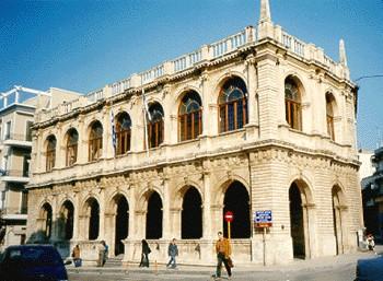 από την Ιταλία ειδικούς γλύπτες για να αντιγράψουν τα ανάγλυφα του διαζώματος σε πέτρες βγαλμένες από τον Καρτερό. Η Λότζια, όπως είναι σήμερα.