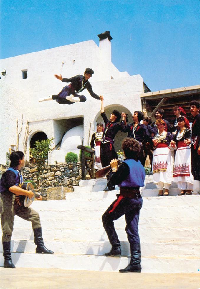 με τις τοπικές ανάγκες. Έτσι, στις ορεινές ηπειρωτικές περιοχές φοριέται η λεγόμενη "ανωγειανή" παραλλαγή και στα πεδινά και αστικά κέντρα η "σοφόρια".