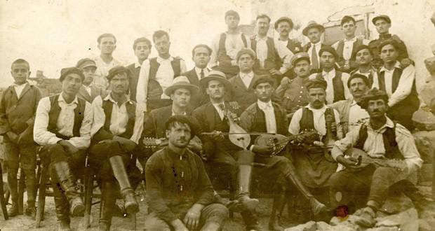 Λύρα και μαντολίνο, αχώριστος σύντροφος της μαντινάδας στην Κρήτη, 1928 (συλ. Τζανή Ιωάννη) 10.4.3 Τα τραγούδια Η κρητική παραδοσιακή μουσική περιλαμβάνει κατά βάση χορευτικούς σκοπούς.