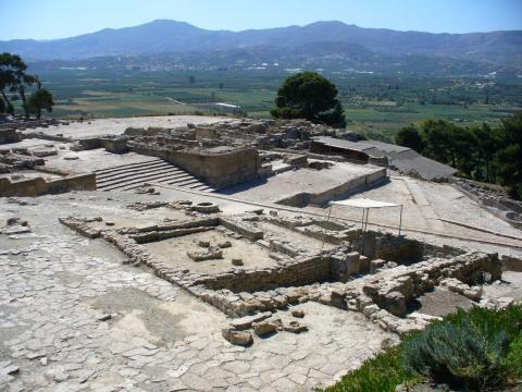 Λητώαι. Το κράτος της Φαιστού διέθετε δύο ισχυρά λιμάνια, τα Μάταλα και τον Κομμό στα νοτιοδυτικά. Κατά τα ιστορικά χρόνια κτίζεται ο ναός της Ρέας, στα νότια του παλαιού ανακτόρου.