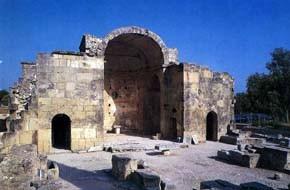 Ανάκτορο Φαιστού Το ανάκτορο της Φαιστού, ένα από σημαντικότερα μινωικά ανάκτορα και το δεύτερο σε μέγεθος (περίπου 18.000 τ.μ.) μετά από αυτό της Κνωσού, είναι χτισμένο σε ένα ύψωμα στο δυτικό άκρο της μεγαλύτερης και πλουσιότερης πεδιάδας της Μεσαράς.