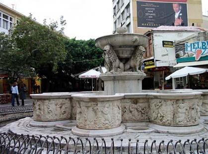 Κρήνη Μοροζίνι (Λιοντάρια) Η Κρήνη Μοροζίνι (γνωστή με το όνομα "Λιοντάρια") είναι Ενετικό μνημείο που βρίσκεται στην κεντρική πλατεία του Ηρακλείου.