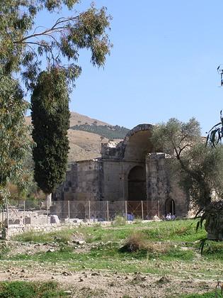 Ναός Αγίου Τίτου Ο ναός του Αγίου Τίτου της Γόρτυνας Μεσαράς, του Νομού Ηρακλείου, ανήκει στα σημαντικότερα χριστιανικά μνημεία της Κρήτης.