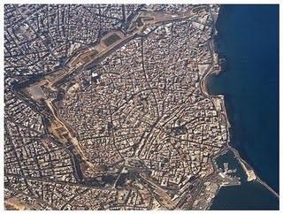 Τα κυριότερα ενετικά μνημεία του Χάνδακα είναι τα εξής: Τείχη Κούλες Ενετικό λιμάνι (Προμαχώνες, Πύλες) Κρήνες Εκκλησίες Μονές Λότζια Άλλα βενετικά μνημεία Τα τείχη Ενετικά τείχη Ηρακλείου.