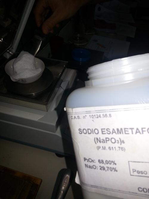 νερό ως τα 1000 ml και αναταράζουμε για ένα λεπτό με τα χέρια.(εικόνα 4.9). Αμέσως μετά βάζουμε σε λειτουργία το χρονόμετρο και διαβάζουμε τις ενδείξεις του αραιομέτρου με προσέγγιση 0.