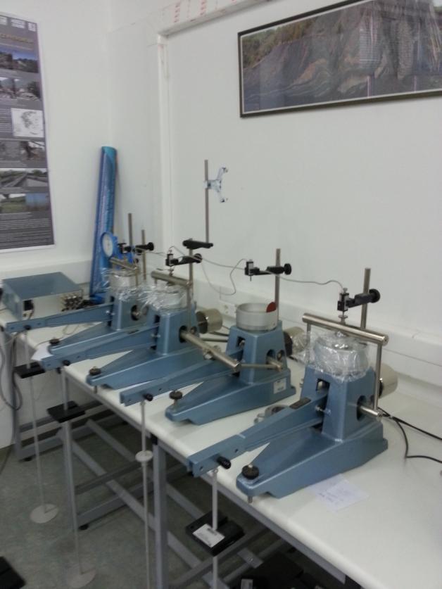 Εικόνα 4.10: Οιδήμετρα σε φόρτιση 1 kg. Το οιδήμετρο αποτελείται από: Α) Τη συσκευή φόρτισης για την εφαρμογή κατακόρυφων παραμορφώσεων στο δοκίμιο.
