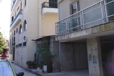 απόκρισης του υπό δεδομένη σεισμική διέγερση (Λευκάδα, 23) αξιοποιούνται για να βαθμονομήσουν τις αναλύσεις και τη μετέπειτα αποτίμηση των αποτελεσμάτων. 2.1 Γενικά Η υπό μελέτη οικοδομή βρίσκεται στην οδό Π.