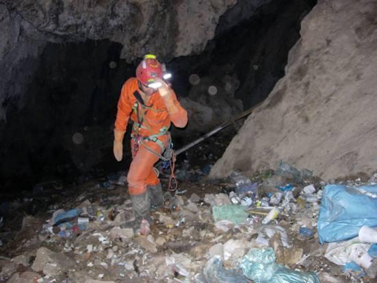 Μία δεύτερη αιτία ήταν η απουσία ενός κάδου απορριμμάτων και η απουσία συνείδησης του κάθε επισκέπτη για το φυσικό περιβάλλον.