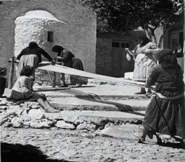 η παράλληλη τοποθέτηση ενός αριθμού νημάτων 2. η εξασφάλιση ίσου μήκους των νημάτων 3.