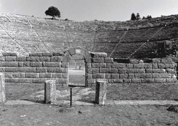 Ο Χώρος του αρχαίου Θεάτρου Στην οροφή του οίκου, από το χώρο που ονομαζόταν θεολογείον μπορούσε να εμφανίζεται ηθοποιός που παρίστανε ένα θεό.