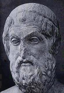 Χ) πολέμησε για την πατρίδα του στο Μαραθώνα και στη Σαλαμίνα. Διαπνέεται από τη βαθιά θρησκευτικότητα της γενιάς του. Γεννήθηκε στην Ελευσίνα και πέθανε στη Γέλα της Σικελίας.