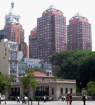 Tompkin s Square Park (Νέα Υόρκη) Ξεφεύγοντας από τα ευρωπαϊκά όρια, θα αναφερθούμε στο Tompkin s Square Park, νοτιοανατολικά του Μανχάταν.