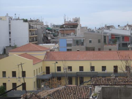 Από την ανατολική πλευρά, οι πιέσεις για μετασχηματισμό προέρχονται από τον Κεραμεικό και την Πειραιώς κυρίως στο πολιτιστικό τομέα (θέατρα, πολυχώροι).