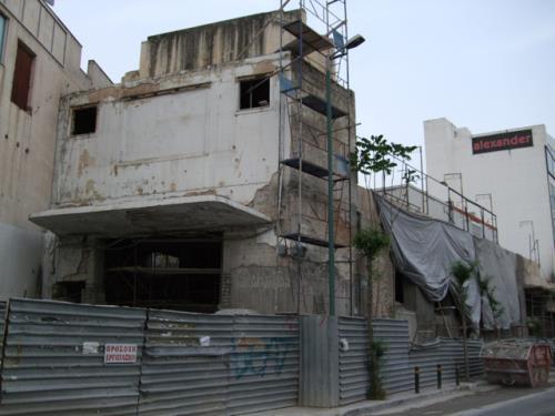 Εικόνες 27, 28 Ταινιοθήκη πώς ήταν (αριστερά) πώς είναι σήμερα (δεξιά). Εικόνα 29 Παιδιά που παίζουν μπάλα στην πλατεία επί της Μ.
