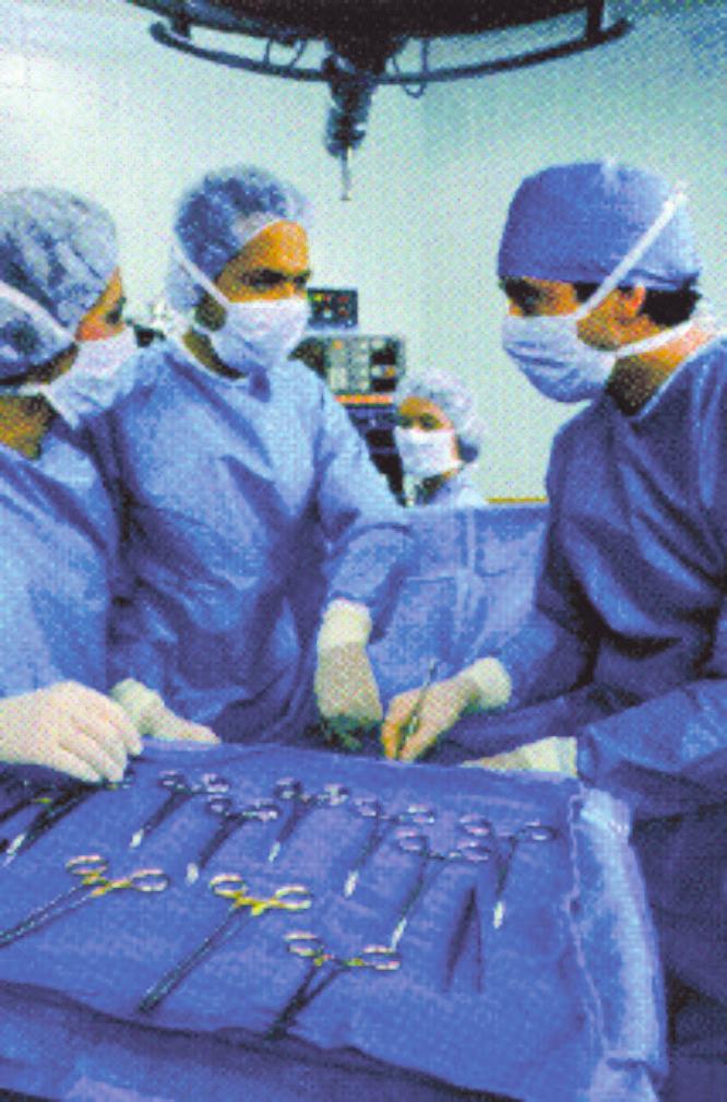 Στα σύγχρονα χειρουργεία γίνεται επίσης χρήση φαινολικών ενώσεων για να διατηρηθούν συνθήκες αντισηψίας. Χρήσεις Οι βιομηχανικές παρασκευές και οι χρήσεις της φαινόλης φαίνονται στον παρακάτω πίνακα.