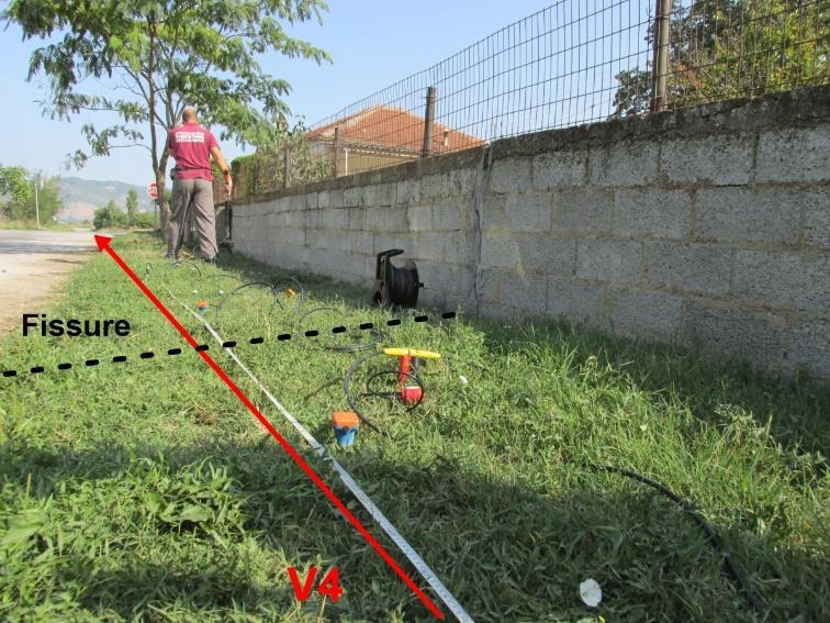 Γραμμή μελέτης V4 Οι μετρήσεις σε αυτή τη θέση υλοποιήθηκαν μέσα στον οικισμό των Βαλτόνερων (Εικόνα 3-19). Το μήκος της τομογραφίας ήταν 120m και το βάθος της διασκόπησης έφτασε περίπου στα 35m.