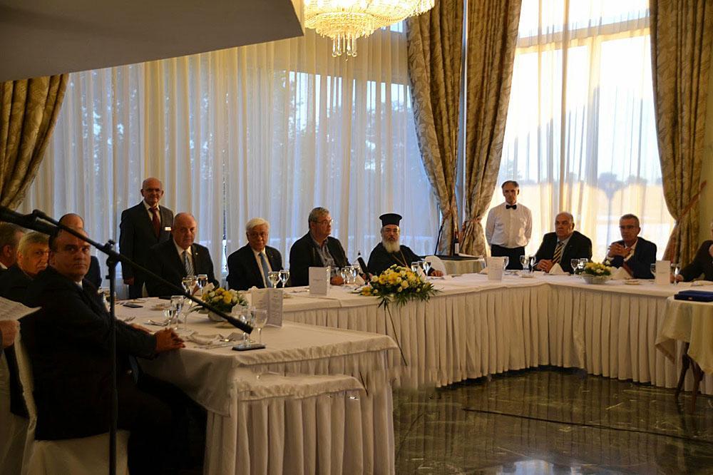 Ο Πρόεδρος της Ελληνικής Δημοκρατίας κ. Παυλόπουλος στο 4 ο Συνέδριο του Π.Σ.Η.Ε. στην Πρέβεζα. Δεξιά του ο Περιφεριάρχεις κ. Καχριμάνης, ο Σεβασμιότατος Μητροπολήτης Νικοπόλεως Πρεβέζης κ.