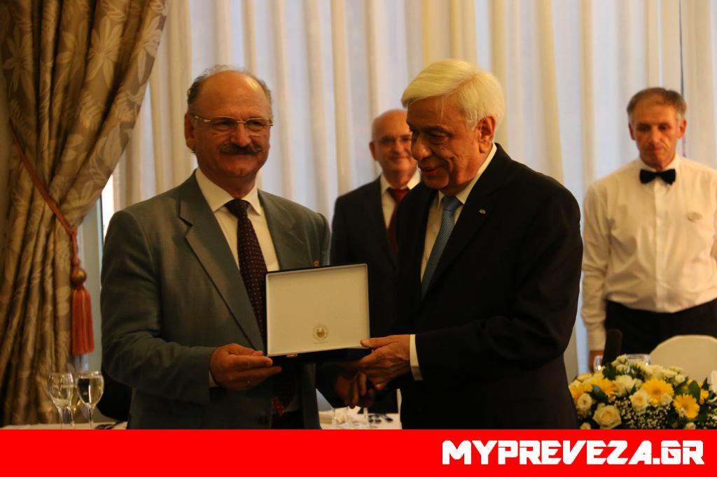 Στη φωτό κάτω, ο Πρόεδρος της Ελληνικής Δημοκρατίας κ. Προκόπιος Παυλόπουλος βραβεύει τον κ.
