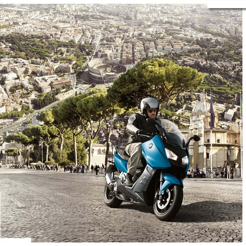 C 600 SPORT ΕΠΙΔΟΣΕΙΣ ΣΚΗΝΟΘΕΣΙΑ ΑΠΟ ΤΗΝ ΑΡΧΗ. Θα διαπιστώσετε ότι το C 600 Sport είναι ένα Maxi Scooter δια χειρός BMW, το αργότερο όταν επιβιβαστείτε.