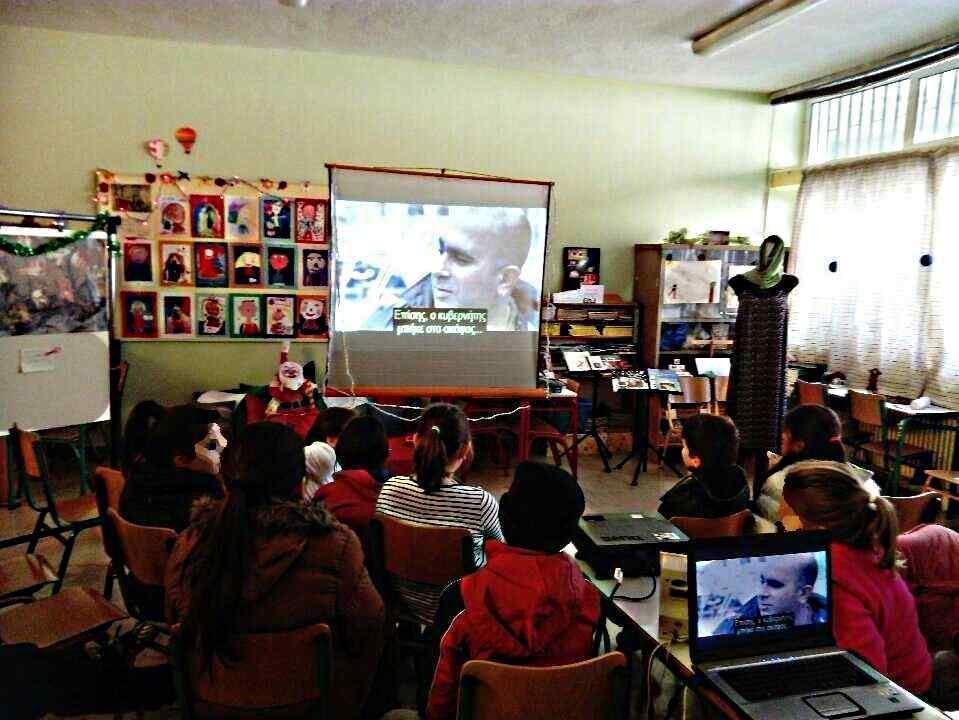 (αλλά παράλληλα και με τις τεχνικές της ακουστικής περιγραφής και του υποτιτλισμού για τα άτομα με προβλήματα όρασης