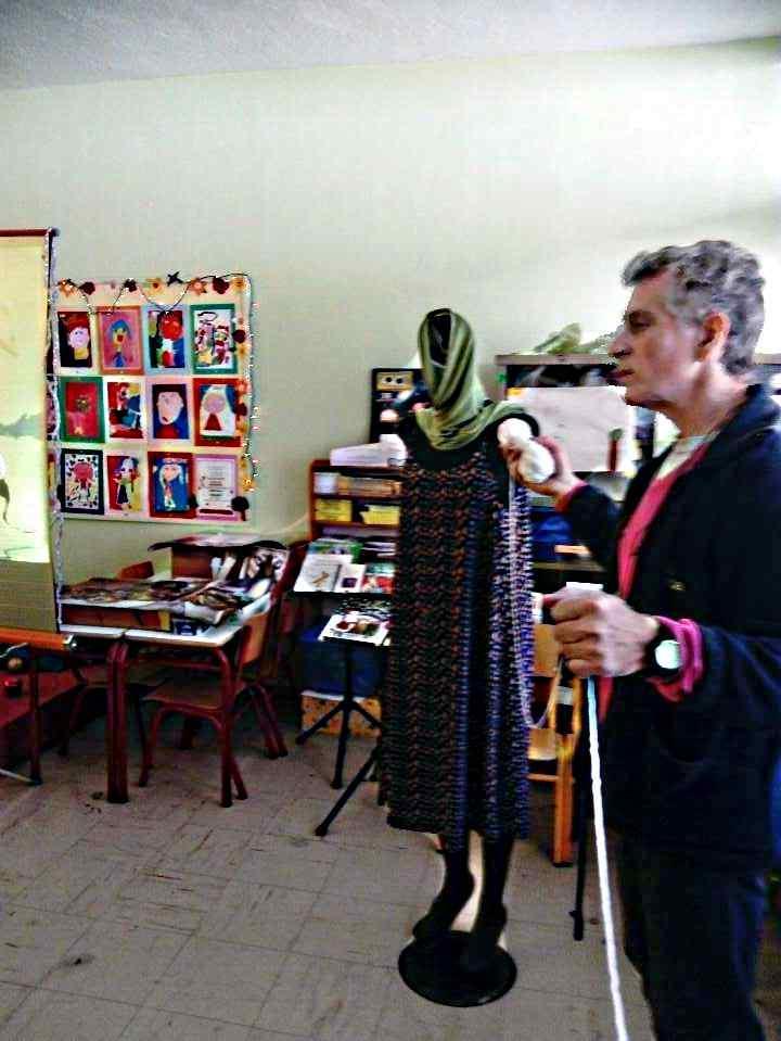 να γραφτεί σαν «έξυπνο» παιδί στο κανονικό Γυμνάσιο, που πάει και η αγαπημένη του αδερφή, μετά την αποφοίτησή του από