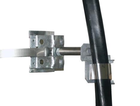 Univerzalna objemka UOB1 Uporaba: Uporablja se za pritrditev kabelskih objemk (KOK1 v kombinaciji z NKOK2) ali nosilcev kabelske zaščite na betonske drogove. Vijak se naroči posebej.