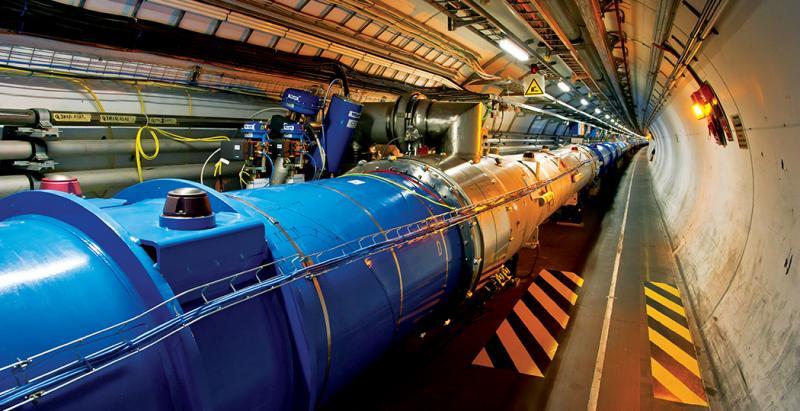 6 1.2. Ο ΜΕΓΑΛΟΣ ΕΠΙΤΑΧΥΝΤΗΣ ΑΔΡΟΝΙΩΝ και να αναλύσουν πλήρως τις τροχιές και τις ιδιότητες των σωματιδίων αυτών. Οι κυριότεροι ανιχνευτές στον LHC είναι οι: ATLAS, CMS, ALICE και LHCb 3. Σχήμα 1.2.II: Άποψη της σήραγγας του LHC όπου επιταχύνονται τα πρωτόνια [6].