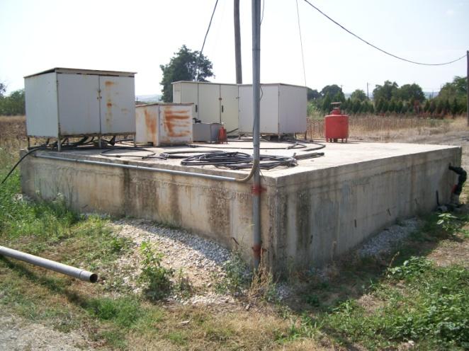 τα τρία πλήκτρα εντολών, μια μπαταρία λιθίου 9 V, το άνοιγμα για τα καλώδια, τον πίνακα ελέγχου, το τερματικό τμήμα των καλωδίων και το πλαίσιο στήριξης.