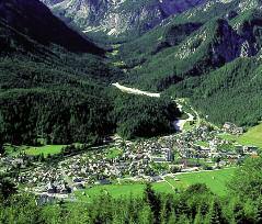 Hribi Kranjska Gora V neposrednem srediπëu Kranjske Gore se nahaja poëitniška hišica, v kateri sta dva apartmaja. Na voljo imamo apartma s petimi ležiπëi in apartma s štirimi ležiπëi.