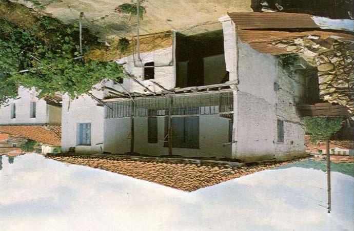 Το χαγιάτι, ημιυπαίθριος, ανοιχτός υπόστυλος χώρος στο ισόγειο ή τον όροφο της κατοικίας, προσανατολισμένο συνήθως προς το νότο (εικ.