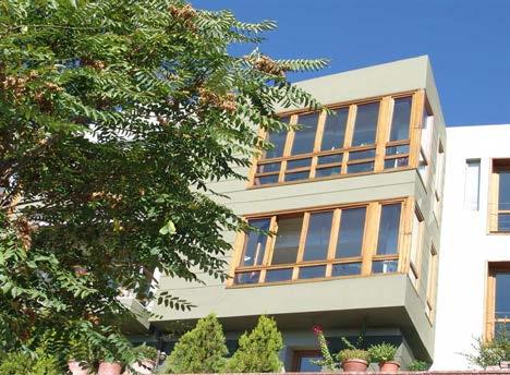 Η θέση και η μορφή του προσαρμόζεται ανάλογα με τον τύπο της κατοικίας, αλλά ο ρόλος του ως βασικού ρυθμιστή των εσωτερικών συνθηκών θερμοκρασίας, φωτισμού και αερισμού παραμένει ισχυρός (εικ.