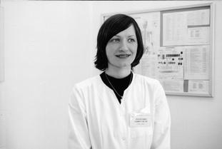 SPECIALISTŲ PATARIMAI Reumatiniai sindromai, susiję su piktybinėmis ligomis ELEONORA NORKUVIENĖ Įvairūs reumatiniai sindromai gali lydėti vėžinius susirgimus, kartais jie netgi gali būti pirmuoju