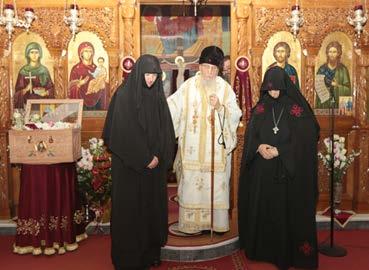 Στὸ κέντρο τοῦ Ἱεροῦ Ναοῦ ἡ ξυλόγλυπτος λάρναξ τῶν τιμίων Λειψάνων καὶ ἡ ἱερὰ Εἰκόνα τοῦ Ὁσίου Ἱερωνύμου τοῦ Νέου, οἱ ὁποῖες εἶχαν ἑτοιμασθῆ εἰδικὰ γιὰ τὴν περίπτωσι αὐτή, μὲ τὴν συλλογικὴ ἐργασία