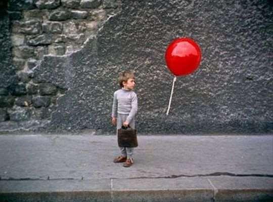 Ένα μικρό αγόρι βρίσκει δεμένο σ' ένα στύλο, στους δρόμους του Παρισιού του 1950, ένα κόκκινο μπαλόνι.