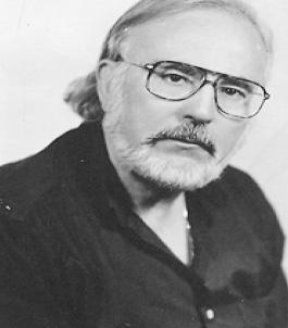 Και πιο πάνω να είσαι απ τον νόμο. Πάντα μες τους αγώνες, φαύλος, θα σαι ουραγός, Και στη γκρίζα πλευρά σου, πειρατής, ναυαγός, Που έχει χάσει του νόστου το δρόμο.